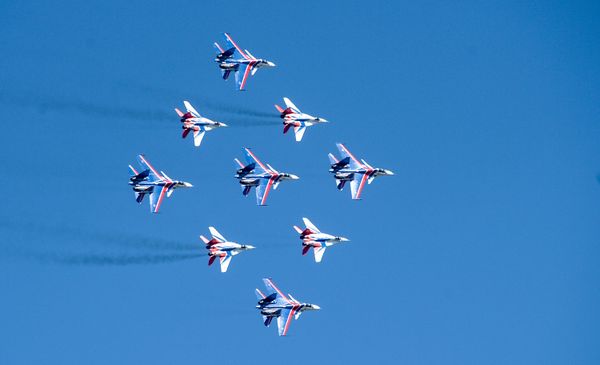 Twelve O'Clock High: Russian Aerobatic Teams Perform Stunts - Sputnik International