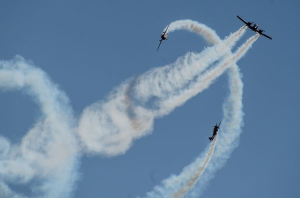 Twelve O'Clock High: Russian Aerobatic Teams Perform Stunts - Sputnik International