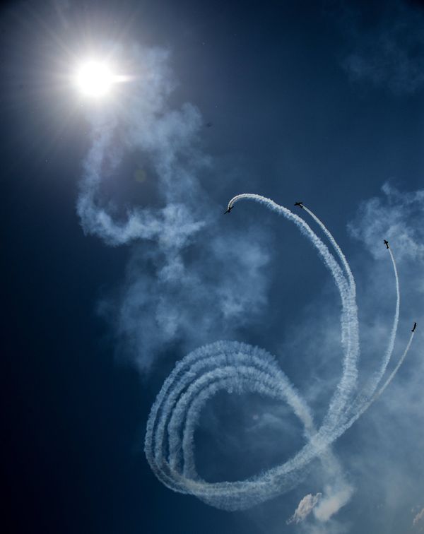Twelve O'Clock High: Russian Aerobatic Teams Perform Stunts - Sputnik International
