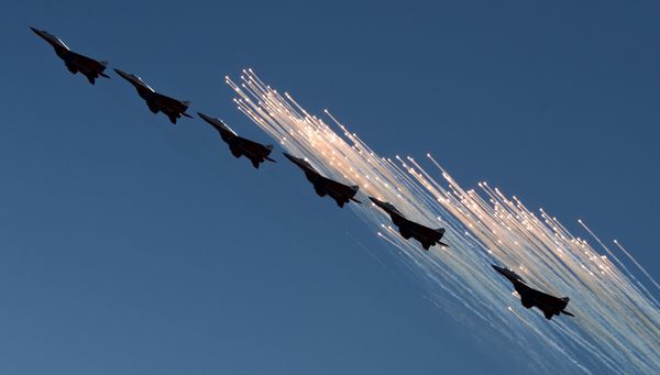 Twelve O'Clock High: Russian Aerobatic Teams Perform Stunts - Sputnik International