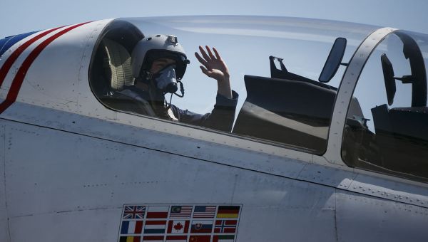 Twelve O'Clock High: Russian Aerobatic Teams Perform Stunts - Sputnik International