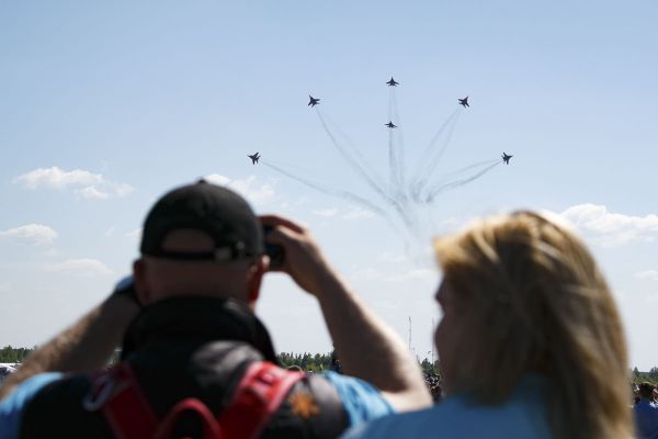Twelve O'Clock High: Russian Aerobatic Teams Perform Stunts - Sputnik International