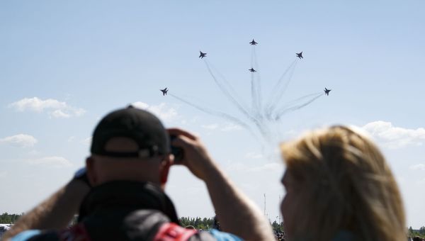 Twelve O'Clock High: Russian Aerobatic Teams Perform Stunts - Sputnik International