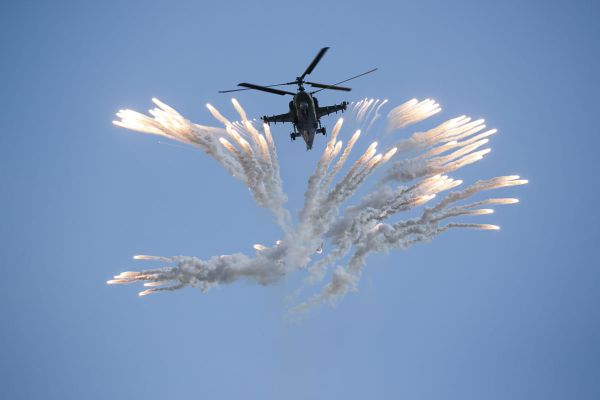 Twelve O'Clock High: Russian Aerobatic Teams Perform Stunts - Sputnik International