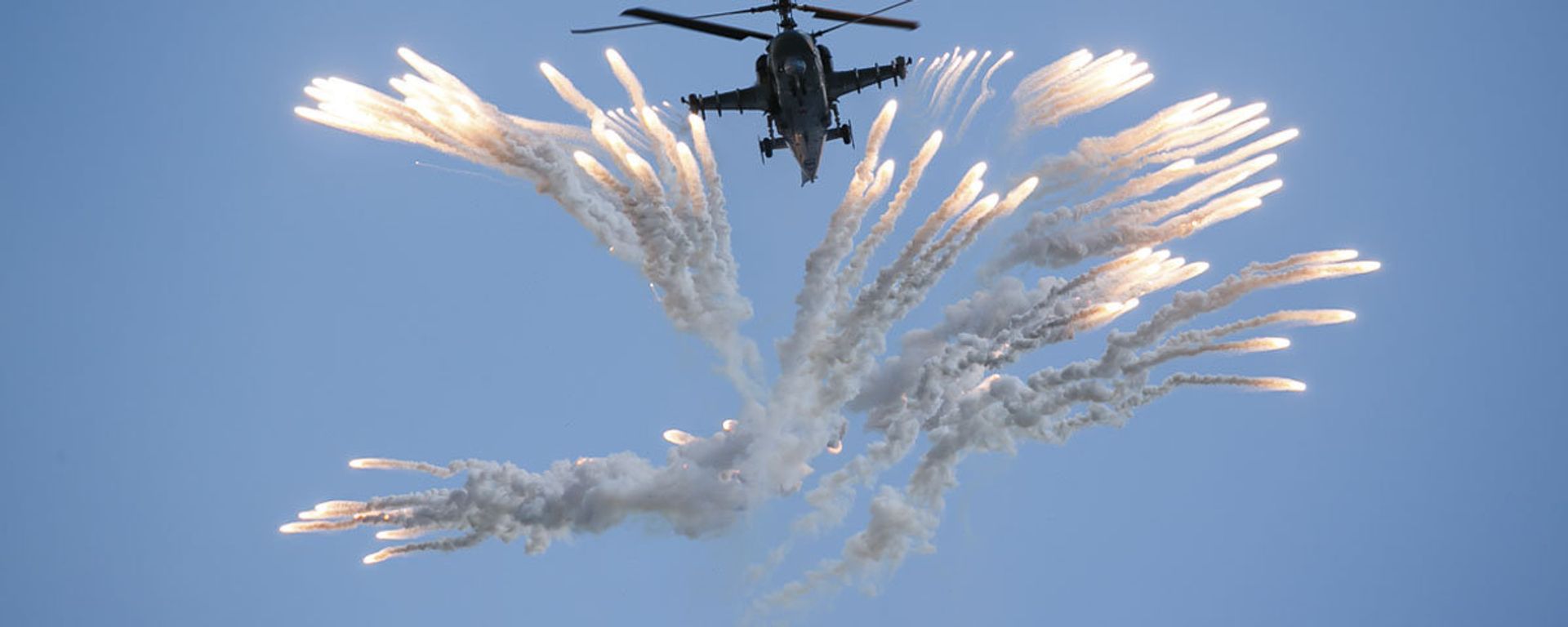 Twelve O'Clock High: Russian Aerobatic Teams Perform Stunts Twelve O'Clock High: Russian Aerobatic Teams Perform Stunts - Sputnik International, 1920, 13.04.2022