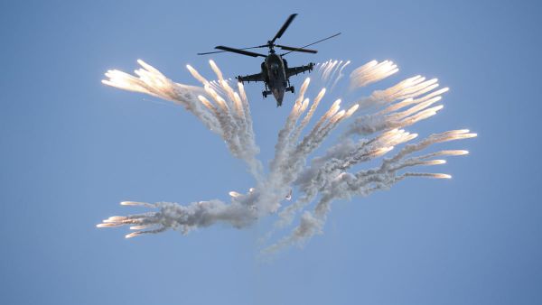 Twelve O'Clock High: Russian Aerobatic Teams Perform Stunts - Sputnik International