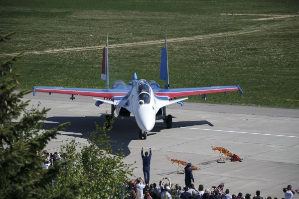 Twelve O'Clock High: Russian Aerobatic Teams Perform Stunts - Sputnik International