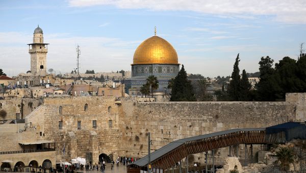 A general view of Jerusalem's Old City shows the Western Wall, Judaism's holiest prayer site, in the foreground as the Dome of the Rock, located on the compound known to Muslims as Noble Sanctuary and to Jews as Temple Mount, is seen in the background December 10, 2017 - Sputnik International