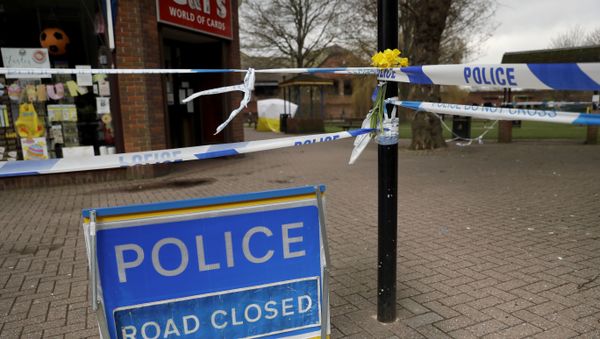 Daffodils are placed by a police cordon backdropped by a tent covering the area where former Russian double agent Sergei Skripal and his daughter were found critically ill following exposure to the Russian-developed nerve agent Novichok in Salisbury, England, Tuesday, March 13, 2018 - Sputnik International