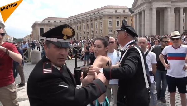FEMEN Activist Breastfeeds Baby in Alma Mater Protest - Sputnik International