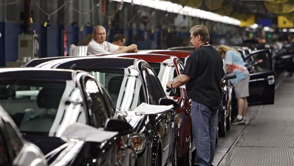 In this Tuesday, June 15, 2010, file photo, workers at General Motors' Lordstown Assembly plant in Lordstown, Ohio put the final touches on Chevy Cobalts - Sputnik International