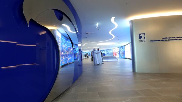 Staff are seen at the Panorama Digital Command Centre at the ADNOC headquarters in Abu Dhabi, UAE May 12, 2018 - Sputnik International