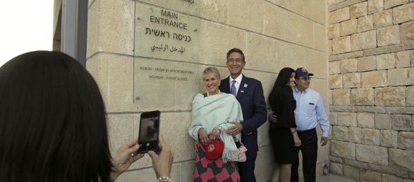 Visitors have a photo taken at the entrance to the new U.S. Embassy in Jerusalem, Monday, May 14, 2018 - Sputnik International