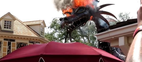 Fantasy Parade Dragon Catches Fire at Theme Park Fantasy Parade Dragon Catches Fire at Theme Park - Sputnik International