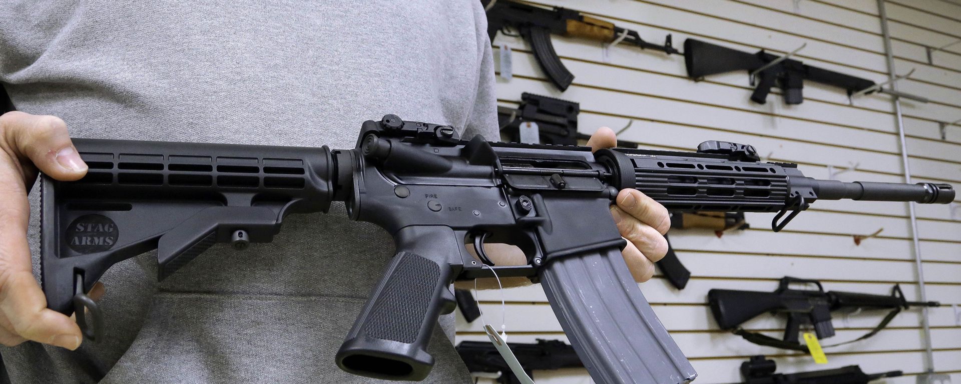 John Jackson, co-owner of Capitol City Arms Supply shows off an AR-15 assault rifle for sale Wednesday, Jan. 16, 2013 at his business in Springfield, Ill.  - Sputnik International, 1920, 29.03.2023