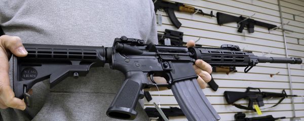 John Jackson, co-owner of Capitol City Arms Supply shows off an AR-15 assault rifle for sale Wednesday, Jan. 16, 2013 at his business in Springfield, Ill. - Sputnik International