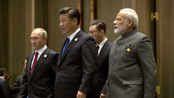 (L to R) Russian President Vladimir Putin, Chinese President Xi Jinping and Indian Prime Minister Narendra Modi arrive for the Dialogue of Emerging Market and Developing Countries on the sidelines of the 2017 BRICS Summit in Xiamen, southeastern China's Fujian Province on September 5, 2017 - Sputnik International