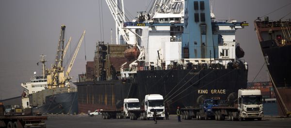 A cargo ship dockside to unload the shipping containers at Shahid Rajaee port, some 20 kms west of Gulf port city of Bandar Abbas on February 21, 2016 A cargo ship dockside to unload the shipping containers at Shahid Rajaee port, some 20 kms west of Gulf port city of Bandar Abbas on February 21, 2016 - Sputnik International