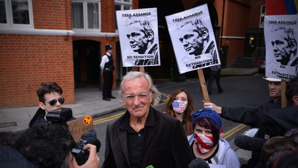 John Pilger, Australian journalist and friend of Wikileaks founder Julian Assange, speaks to the media outside the Ecuadorian embassy in London, on June 22, 2012, where Assange is seeking political asylum - Sputnik International