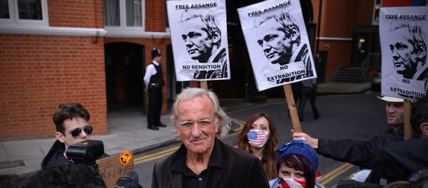 John Pilger, Australian journalist and friend of Wikileaks founder Julian Assange, speaks to the media outside the Ecuadorian embassy in London, on June 22, 2012, where Assange is seeking political asylum John Pilger, Australian journalist and friend of Wikileaks founder Julian Assange, speaks to the media outside the Ecuadorian embassy in London, on June 22, 2012, where Assange is seeking political asylum - Sputnik International