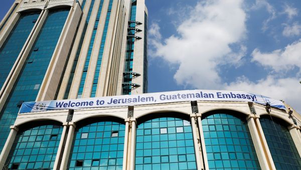 Workers hanging from the side of a building place a banner welcoming the opening of the new Guatemalan embassy in Jerusalem, in the complex hosting the new embassy in Jerusalem, May 15, 2018 Workers hanging from the side of a building place a banner welcoming the opening of the new Guatemalan embassy in Jerusalem, in the complex hosting the new embassy in Jerusalem, May 15, 2018 - Sputnik International