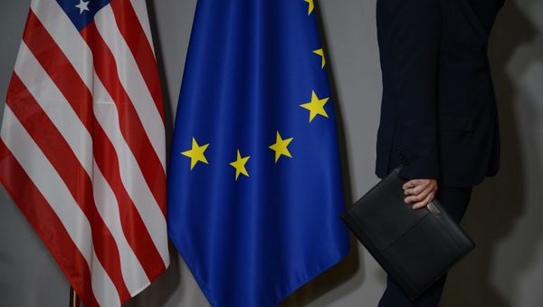 Flags of the United States and the European Union in Brussels - Sputnik International
