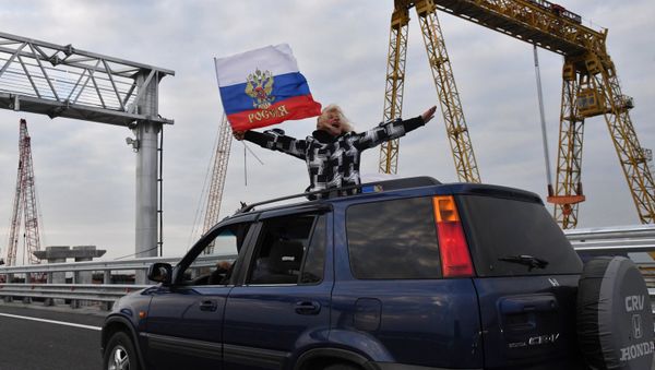 A car on the Crimean Bridge - Sputnik International