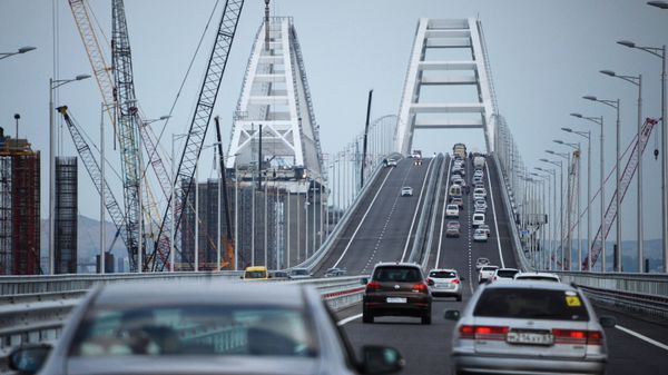 Car traffic on the Crimean Bridge's freeway section - Sputnik International