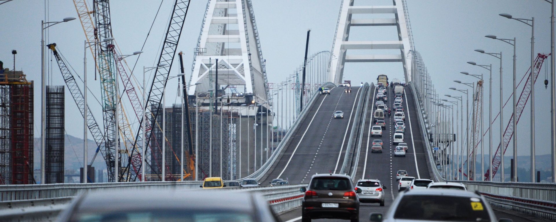 Car traffic on the Crimean Bridge's freeway section - Sputnik International, 1920, 09.07.2022