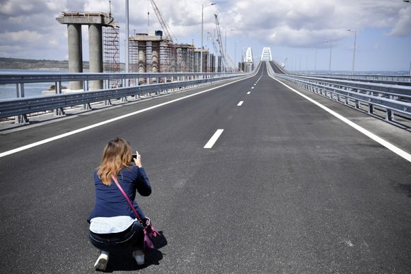 A journalist takes a photograph of the new bridge linking Russia and the Crimean peninsula prior to the opening ceremony near Kerch, Crimea, Tuesday, May 15, 2018 A journalist takes a photograph of the new bridge linking Russia and the Crimean peninsula prior to the opening ceremony near Kerch, Crimea, Tuesday, May 15, 2018 - Sputnik International