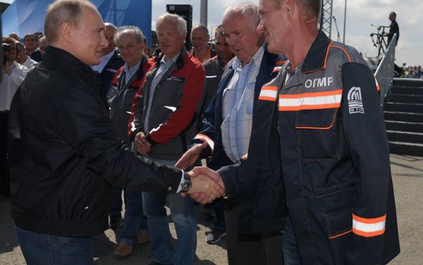 May 15, 2018. Russian President Vladimir Putin talks to builders after speaking at a concert and rally to mark the opening of the motor road section of the Kerch Strait (Crimean) Bridge May 15, 2018. Russian President Vladimir Putin talks to builders after speaking at a concert and rally to mark the opening of the motor road section of the Kerch Strait (Crimean) Bridge - Sputnik International