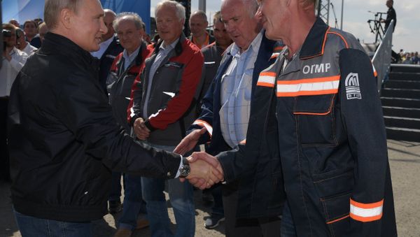 May 15, 2018. Russian President Vladimir Putin talks to builders after speaking at a concert and rally to mark the opening of the motor road section of the Kerch Strait (Crimean) Bridge - Sputnik International