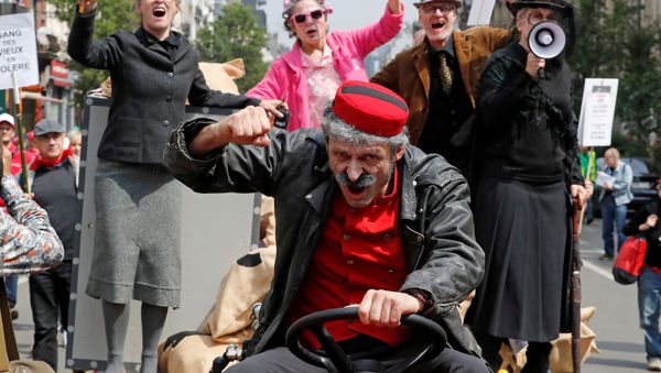 Belgian workers and employees take part in a protest against planned pension reforms in central Brussels, Belgium May 16, 2018 - Sputnik International