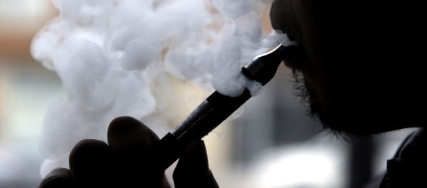 FILE - In this April 23, 2014 file photo, a man smokes an electronic cigarette in Chicago. - Sputnik International