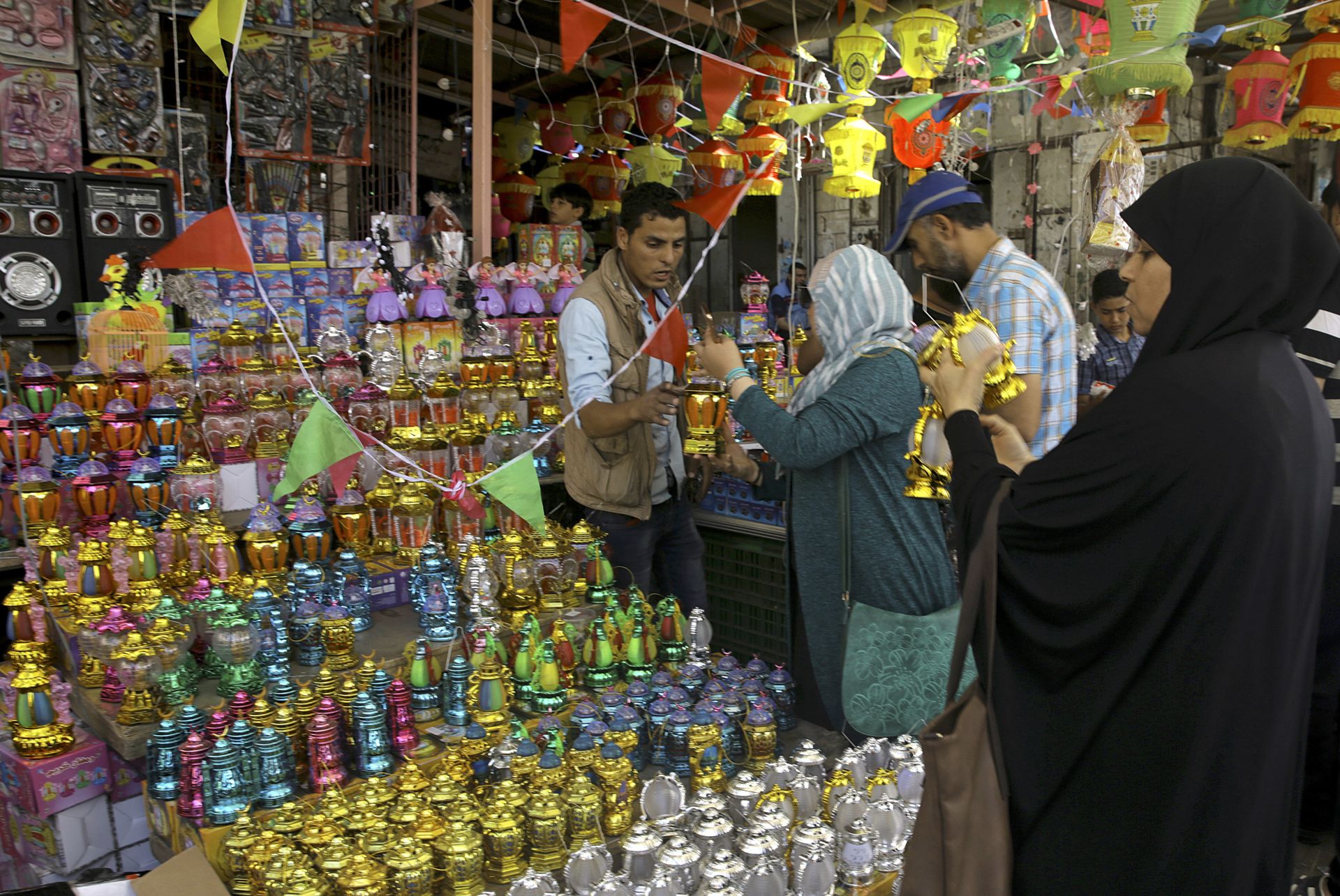 Palestinians shop for traditional Ramadan lanterns for the month of Ramadan, at the main market in Gaza City, Wednesday, May 16, 2018 - Sputnik International, 1920, 21.11.2021