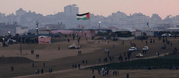 Palestinian protestors are seen next to the border fence between Israel, on the Gaza side of the border May 15, 2018 - Sputnik International