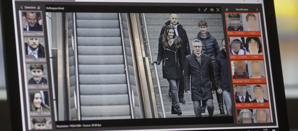The screen of a computer with an automatic facial recognition system shows German Interior Minister Thomas de Maiziere (2ndR) walking down stairs as he visits the Suedkreuz train station where automatic facial recognition technologies are tested on December 15, 2017 in Berlin - Sputnik International