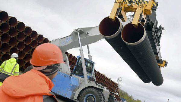 Steel pipes for the North Stream 2 pipeline are uploaded in Mukran harbour in Sassnitz, Germany (File) - Sputnik International
