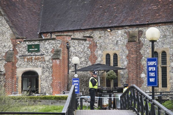 A police officer near the Mill pub in Salisbury, where the traces of the nerve agent used to poison former Main Intelligence Directorate colonel Sergei Skripal and his daughter Yulia were found - Sputnik International