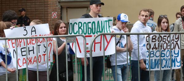 Action at the building of Embassy of Ukraine in Moscow in support of the journalist Kirill Vyshinsky and the coordinator of the movement Volunteers of a Victory Elena Odnovol - Sputnik International