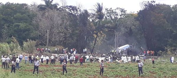Rescue and search workers on the site where a Cuban airliner with 104 passengers on board plummeted into a yuca field just after takeoff from the international airport in Havana, Cuba, Friday, May 18, 2018. - Sputnik International