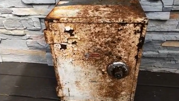 New York couple living in Staten Island find cash, gold and diamonds in 'cable box' that turned out to be a stolen safe. - Sputnik International
