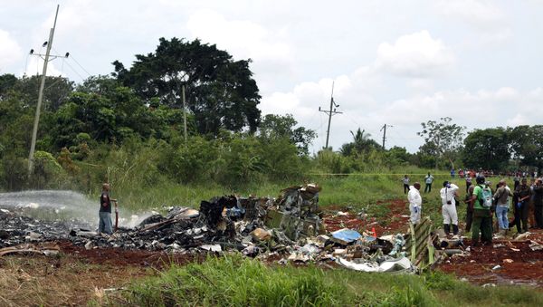 Rescue team members work in the wreckage of a Boeing 737 plane that crashed in the agricultural area of Boyeros, around 20 km (12 miles) south of Havana, shortly after taking off from Havana's main airport in Cuba, May 18, 2018. - Sputnik International