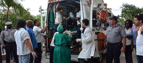 A survivor of a Boeing 737 plane that crashed in the agricultural area of Boyeros shortly after taking off from Havana's main airport receives medical care, May 18, 2018. - Sputnik International
