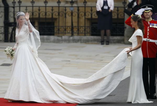Bright Simplicity: Wedding Dresses of the British Royal Family Bright Simplicity: Wedding Dresses of the British Royal Family - Sputnik International