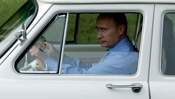 Russian President Vladimir Putin driving a GAZ-21 Volga 1956 to the opening of a new tunnel, Adler-Krasnaya Polyana - Sputnik International