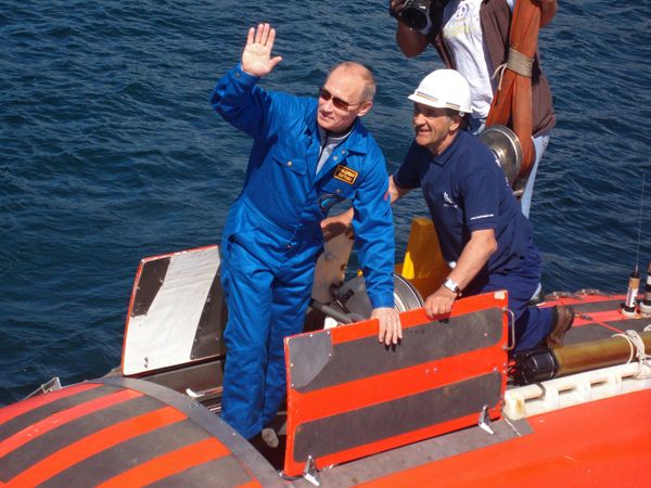 Vladimir Putin boards a Mir submersible to dive to Lake Baikal's bottom - Sputnik International