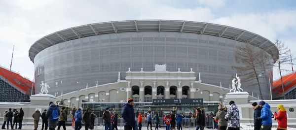 Fans outside the Yekaterinburg Arena ahead of the Russian Premier Football League championship's 24th round match between FC Ural Yekaterinburg and FC Rubin Kazan - Sputnik International
