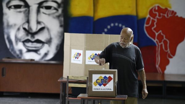 With an image of the late Venezuelan President Hugo Chavez behind him a Venezuelan citizen casts his vote at a polling station during the presidential election in Caracas, Venezuela, May 20, 2018 With an image of the late Venezuelan President Hugo Chavez behind him a Venezuelan citizen casts his vote at a polling station during the presidential election in Caracas, Venezuela, May 20, 2018 - Sputnik International