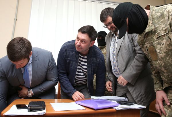 Journalist Kirill Vyshinsky, the director of Russian state news agency RIA Novosti Ukraine, attends a preliminary court hearing in Kherson, Ukraine May 17, 2018 - Sputnik International